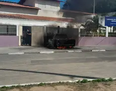 Lauro de Freitas-Ba: um carro pegou fogo em frente ao postinho 